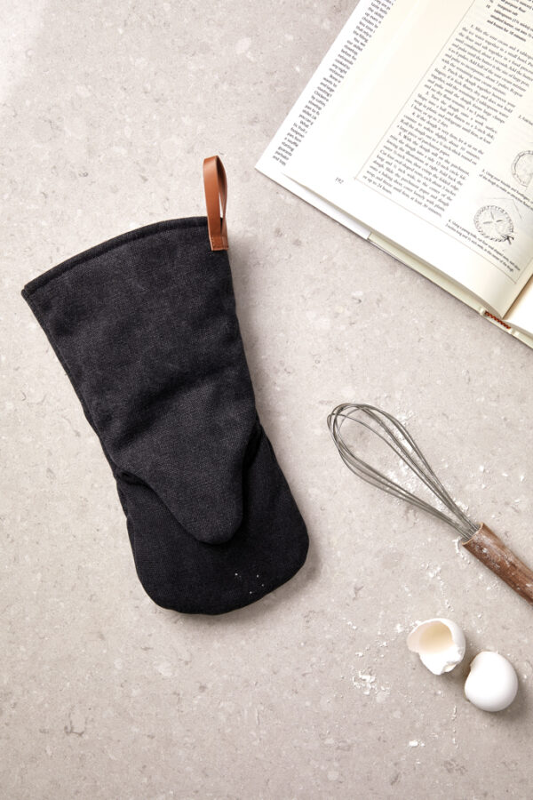 VINGA Asado oven mitt - Black