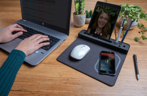 Air mousepad with 5W wireless charging and USB - Chargers & Powerbanks