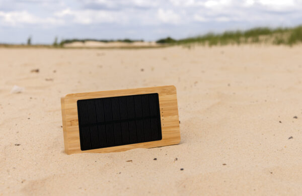 Sunwick 10.000 mAh Bamboo solar powerbank - Chargers & Powerbanks